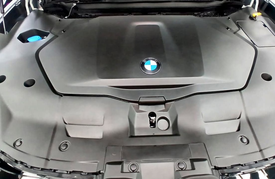 Front storage area of the iX3 under the bonnet.