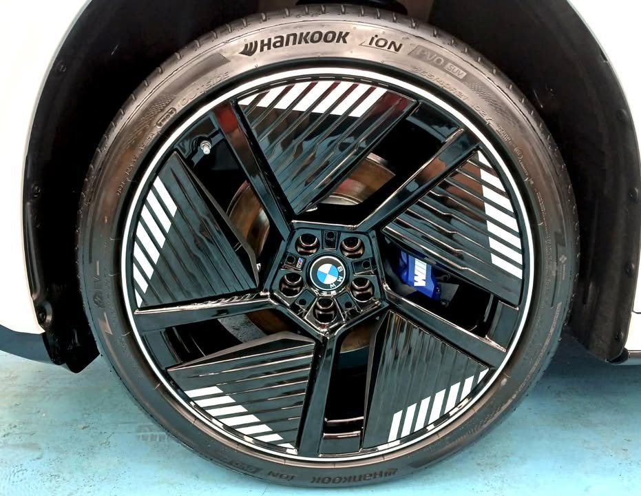 Black aero wheel on the iX3.