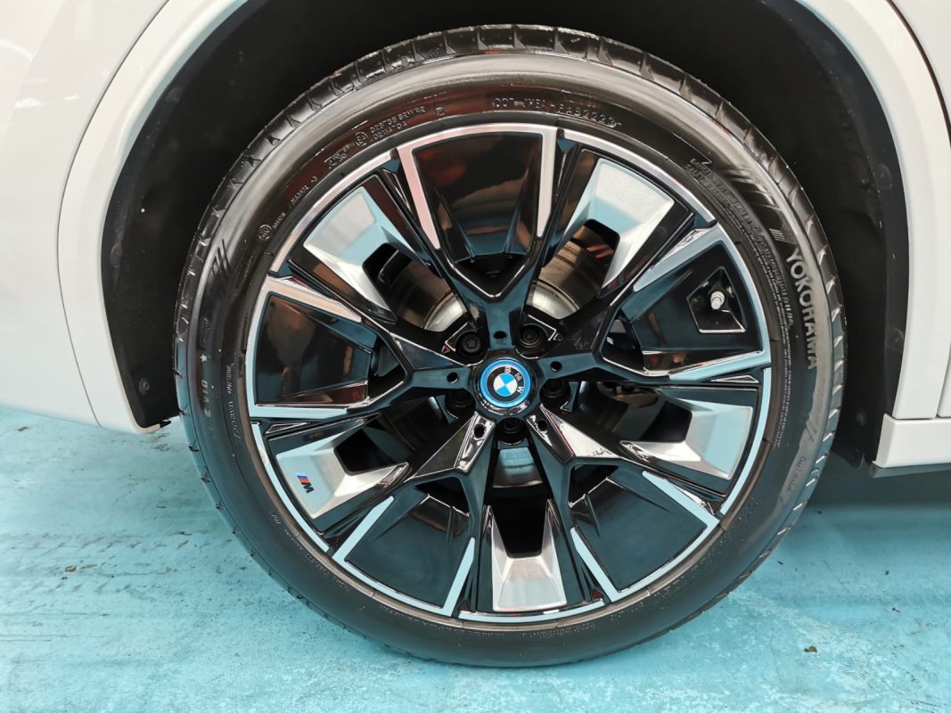 Wheel and arch detail on the BMW iX3 after coating.