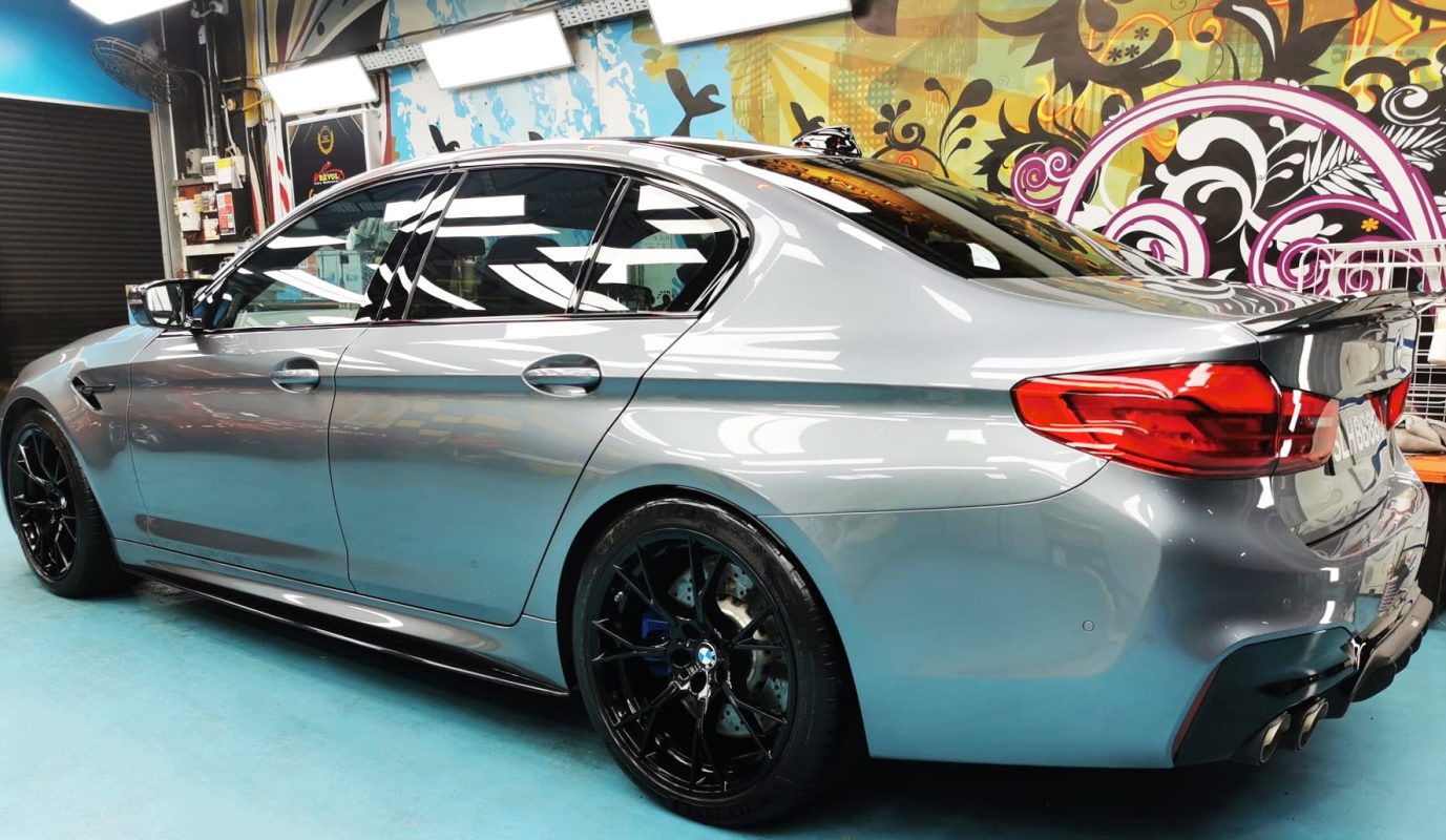 Detail of the M5's bodywork after the coating.