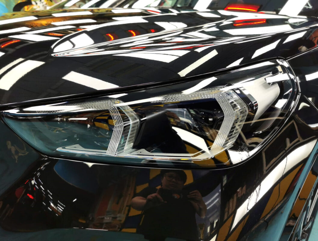 Glossy bodywork of the BMW X1 after coating.