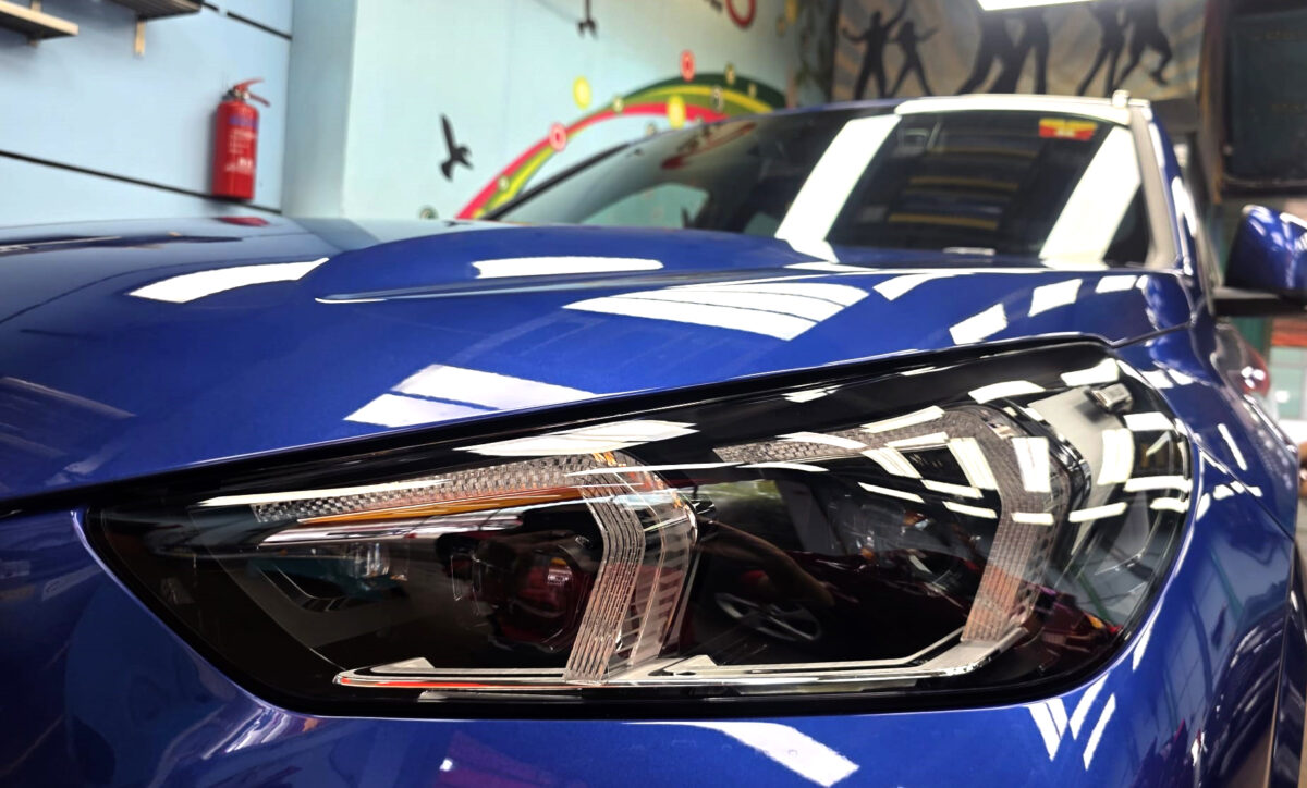 Glossy bodywork of the BMW X1 after coating.
