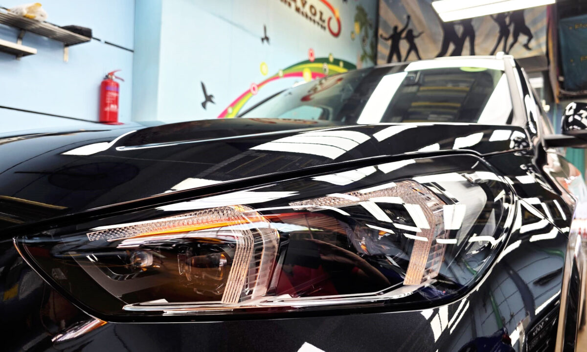 Glossy bodywork of the BMW X1 after coating.