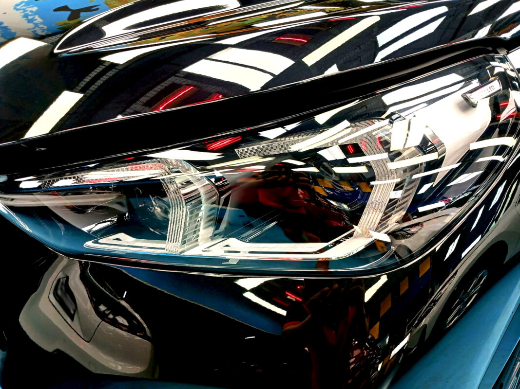 Glossy bodywork of the BMW X1 after coating.