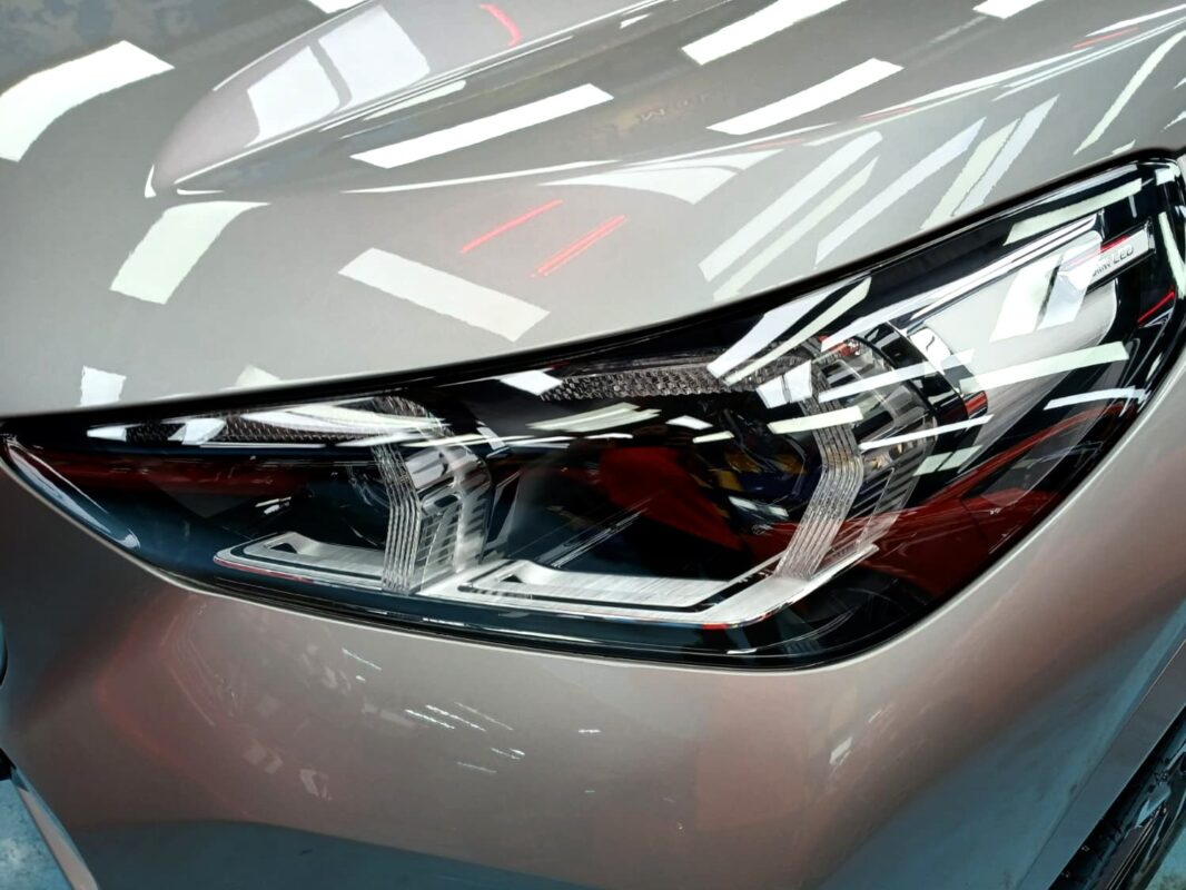 The X1's coated paintwork showing clean reflections.