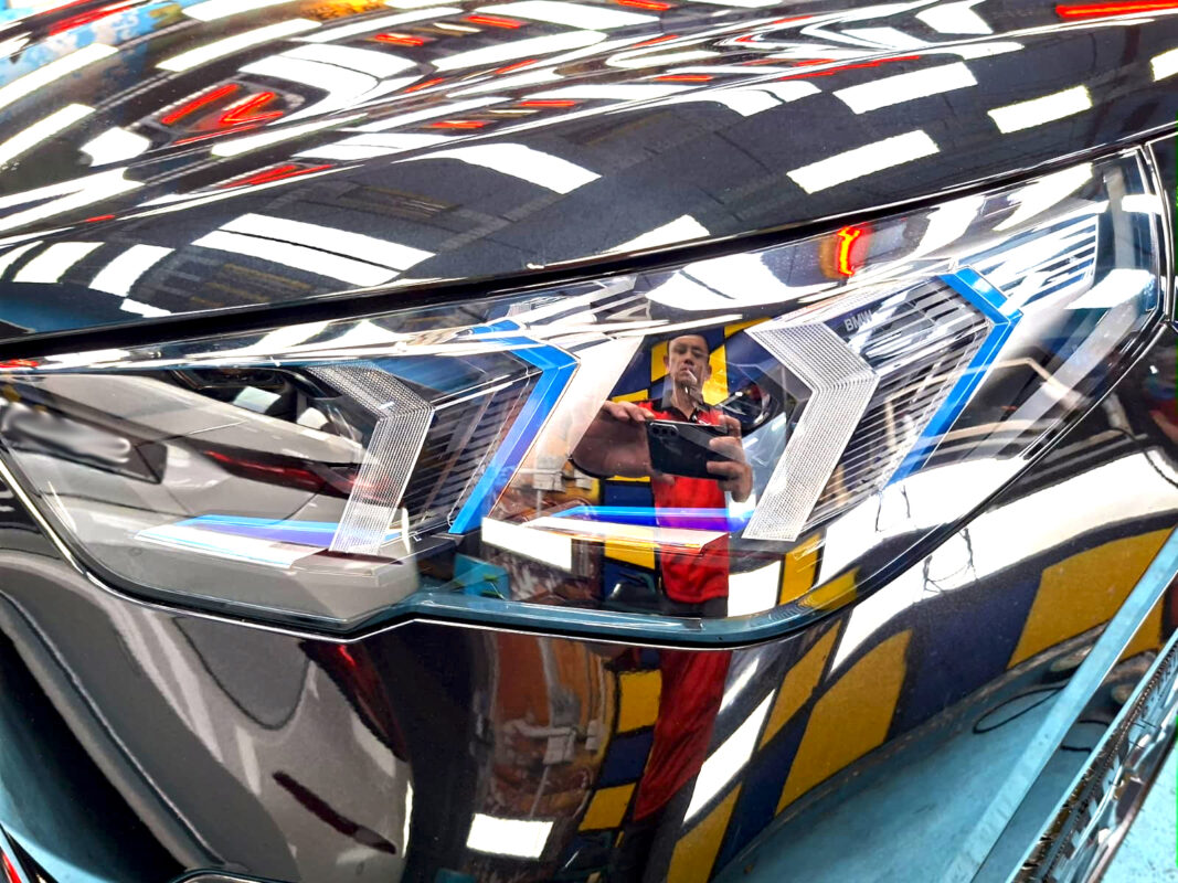 Glossy bodywork of the BMW X2 after coating.