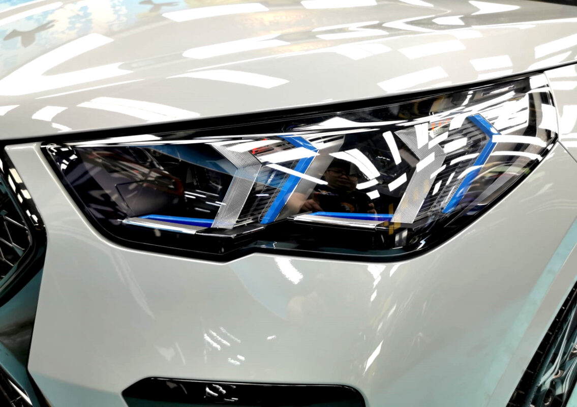 Glossy bodywork of the BMW X2 after coating.