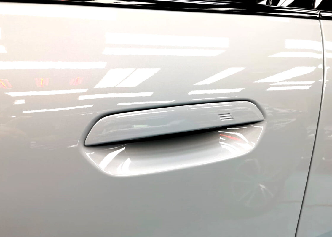 The coated paintwork of the BMW X2, clean and sharp.