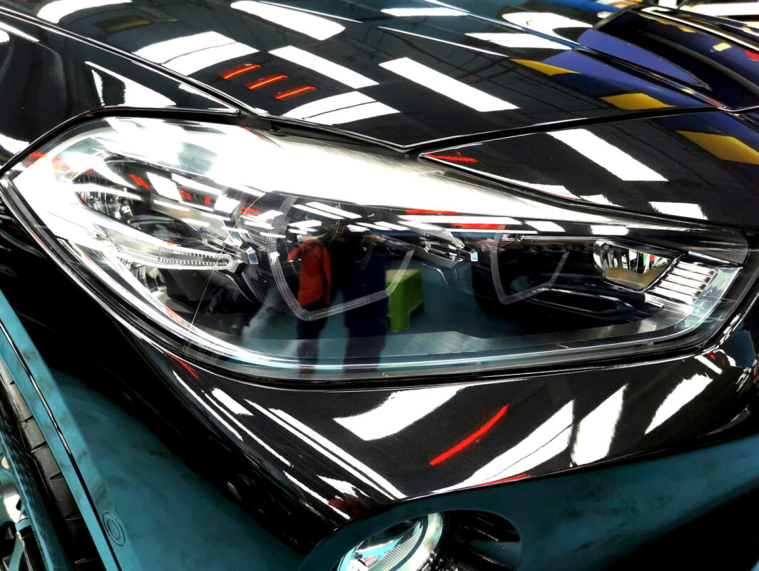 Glossy bodywork of the BMW X2 after coating.