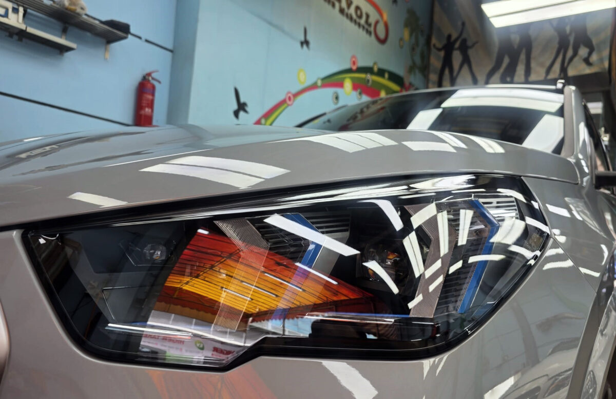 Glossy bodywork of the BMW X2 after coating.