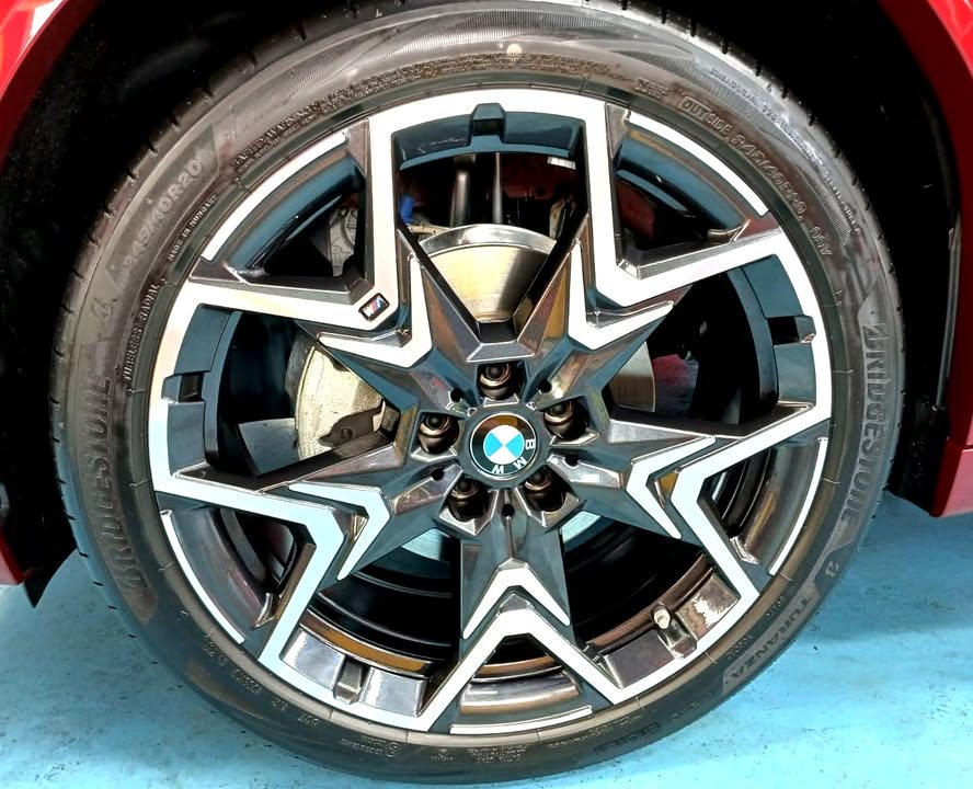 Two-tone alloy wheel on the red BMW X2.