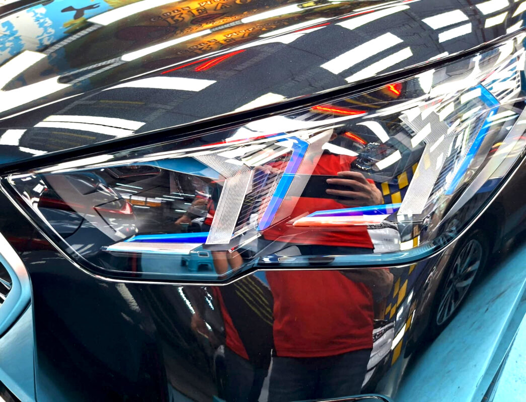 Glossy bodywork of the BMW X2 after coating.