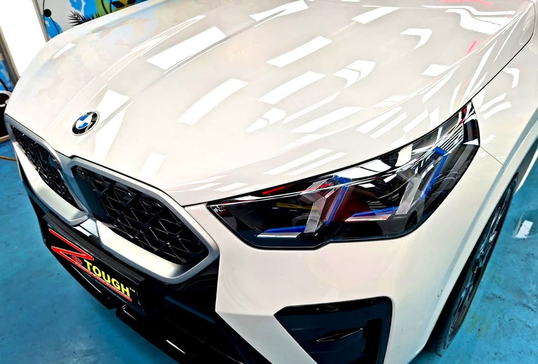 White bonnet, kidney grille and headlight of the BMW X2.