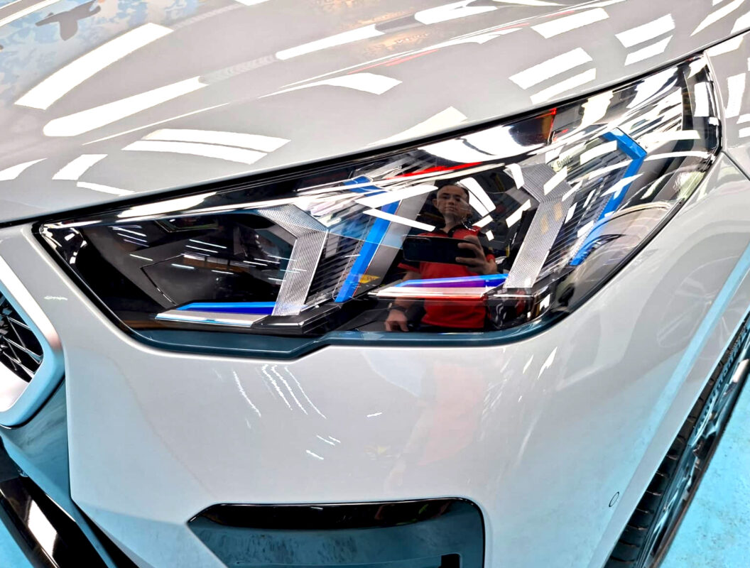 Glossy bodywork of the BMW X2 after coating.