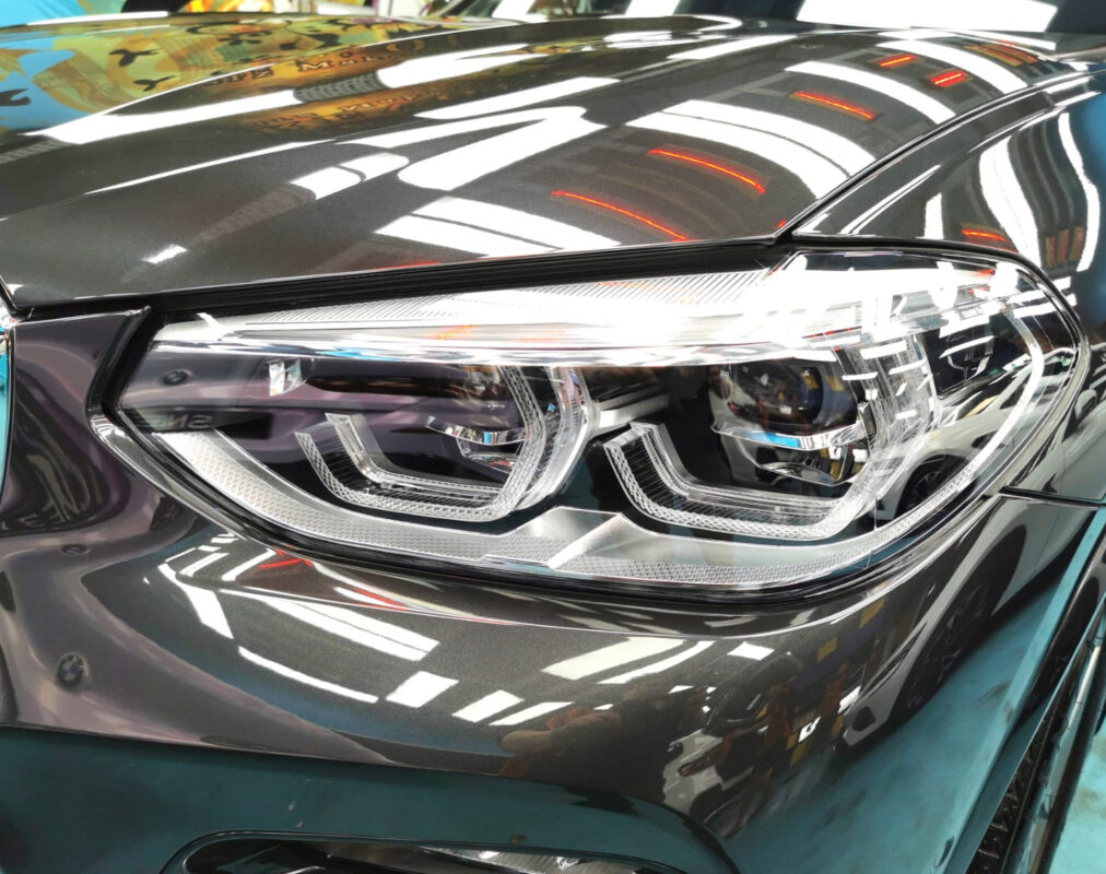 Glossy bodywork of the BMW X3 after coating.