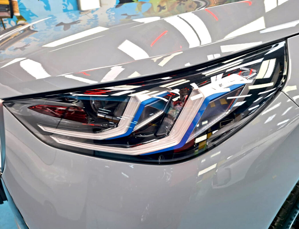 Glossy bodywork of the BMW X3 after coating.