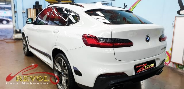 Side panel of the BMW X4 M40i with the titanium finish locked in.
