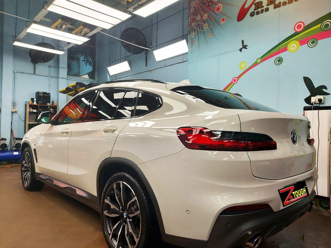 Wheel arch and lower body of the BMW X4 after coating.