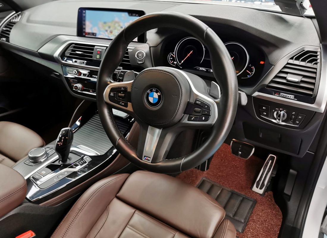 Side panel of the BMW X4 with the titanium finish locked in.