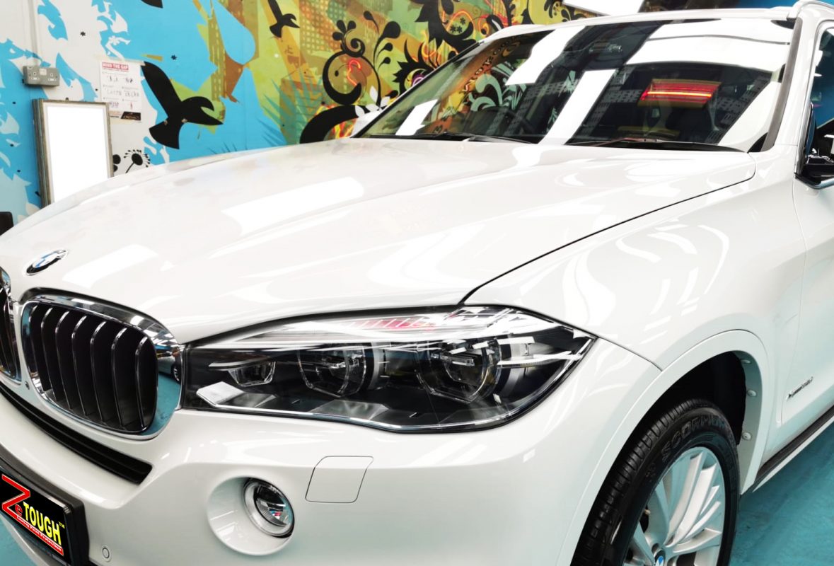 The BMW X5 from a side angle after the ceramic coating.