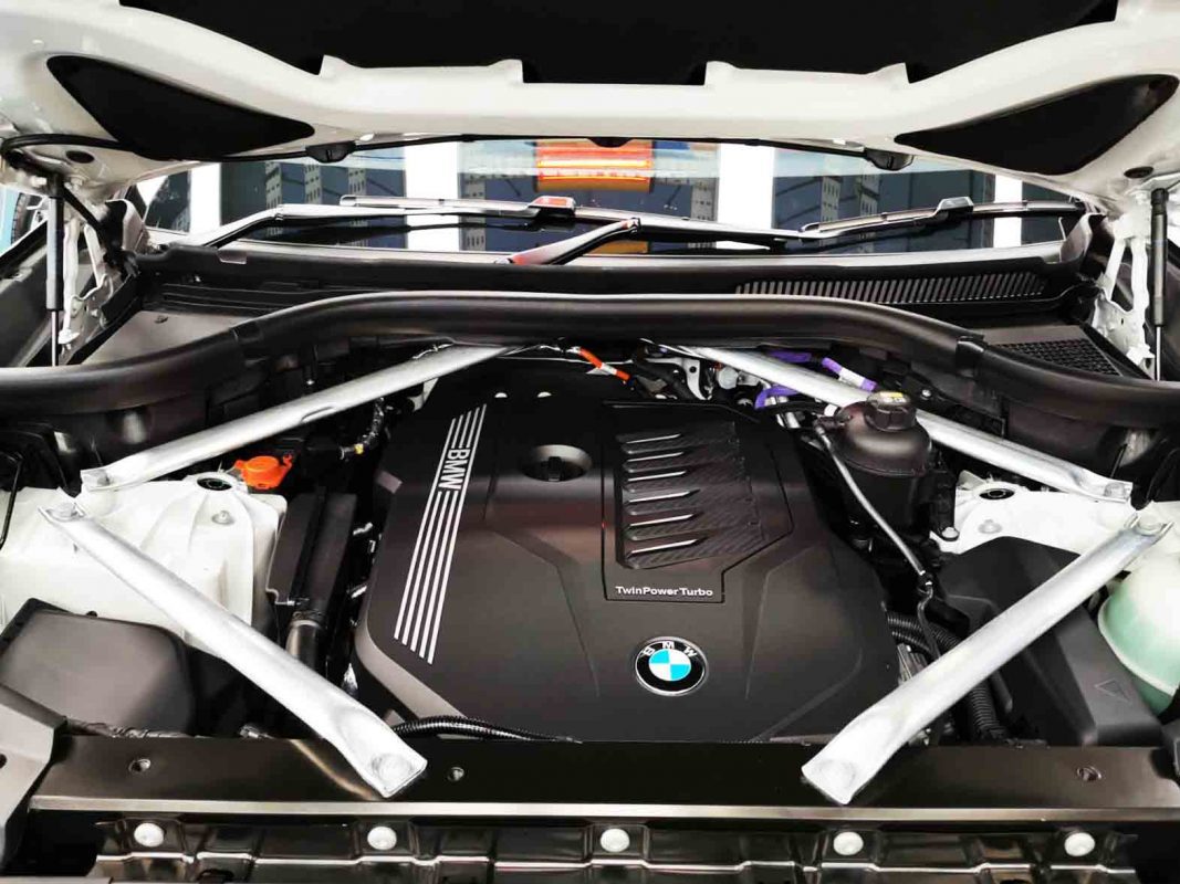Detail of the BMW X5's bodywork sealed with ZeTough Titanium.