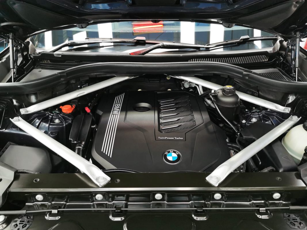 Detail of the BMW X5's bodywork sealed with ZeTough Titanium.