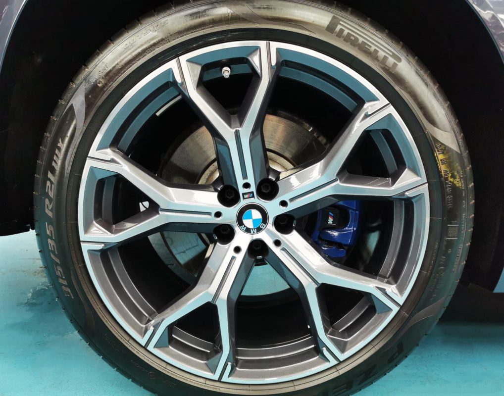 Wheel and arch detail on the BMW X5 after coating.