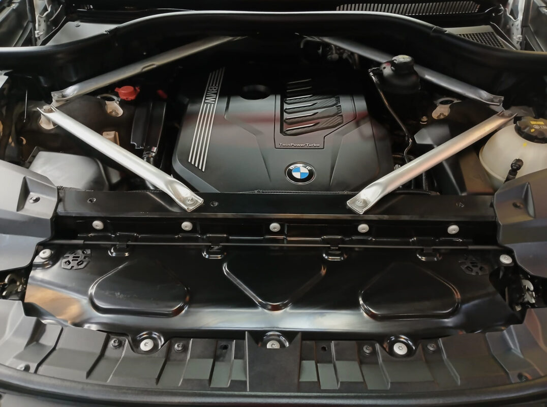 Detail of the BMW X7's bodywork sealed with ZeTough Titanium.