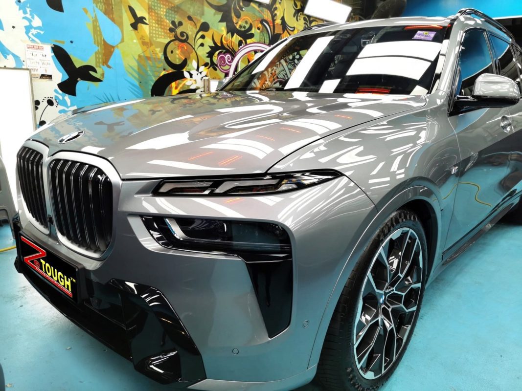 The BMW X7 from a side angle after the ceramic coating.