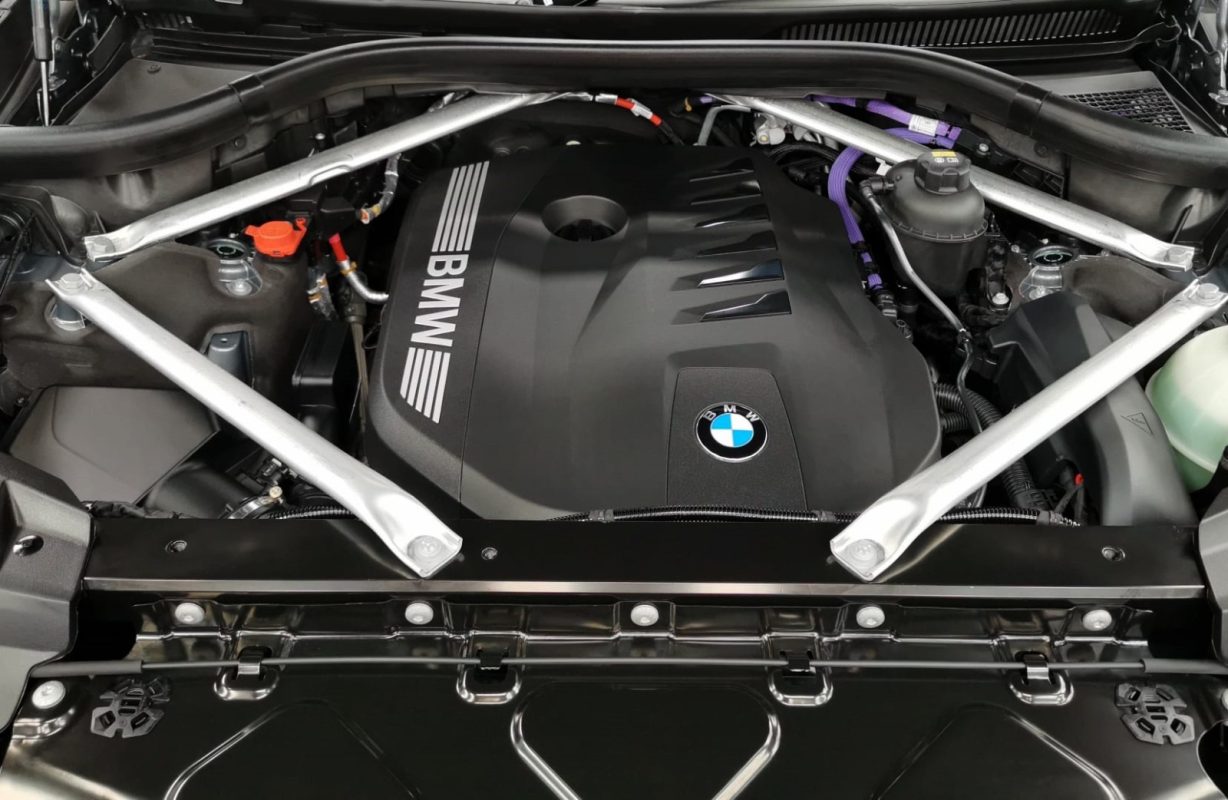 Detail of the BMW X7's bodywork sealed with ZeTough Ceramic.