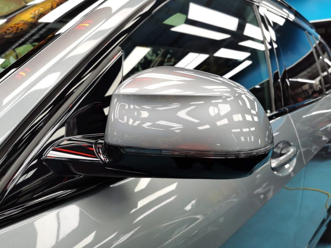 Side panel of the BMW X7 with the ceramic finish locked in.