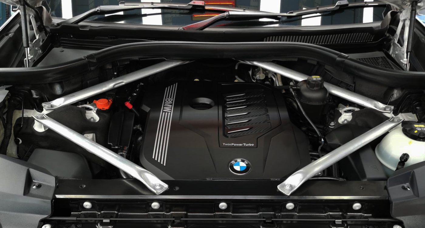 Detail of the BMW X7's bodywork sealed with ZeTough Titanium.