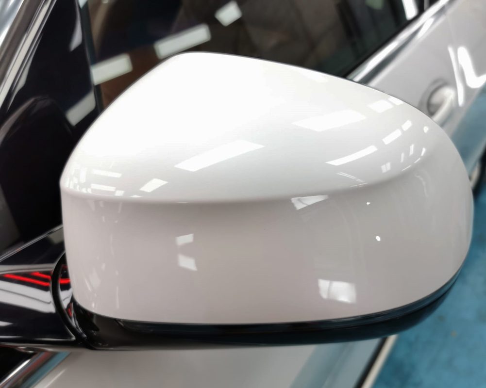 Side panel of the BMW X7 with the titanium finish locked in.