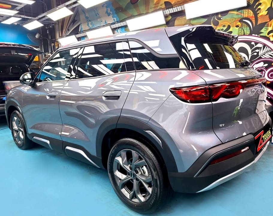 Rear three-quarter view of the grey BYD Atto 2.