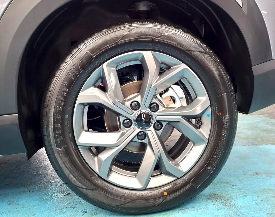 Silver alloy wheel on the Atto 2.