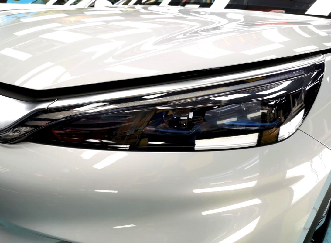 Glossy bodywork of the BYD Atto 3 after coating.