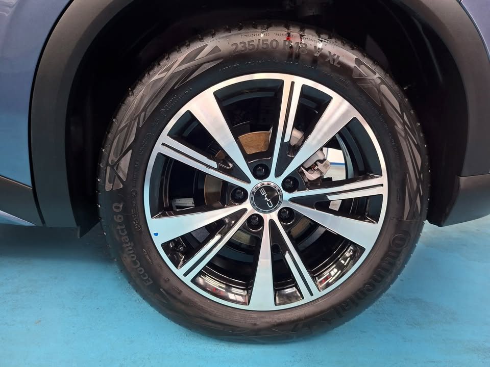 Two-tone alloy wheel on the BYD Atto 3.