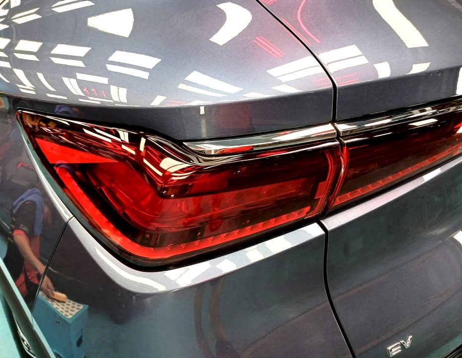 Close-up of the red tail light on the grey-blue rear.