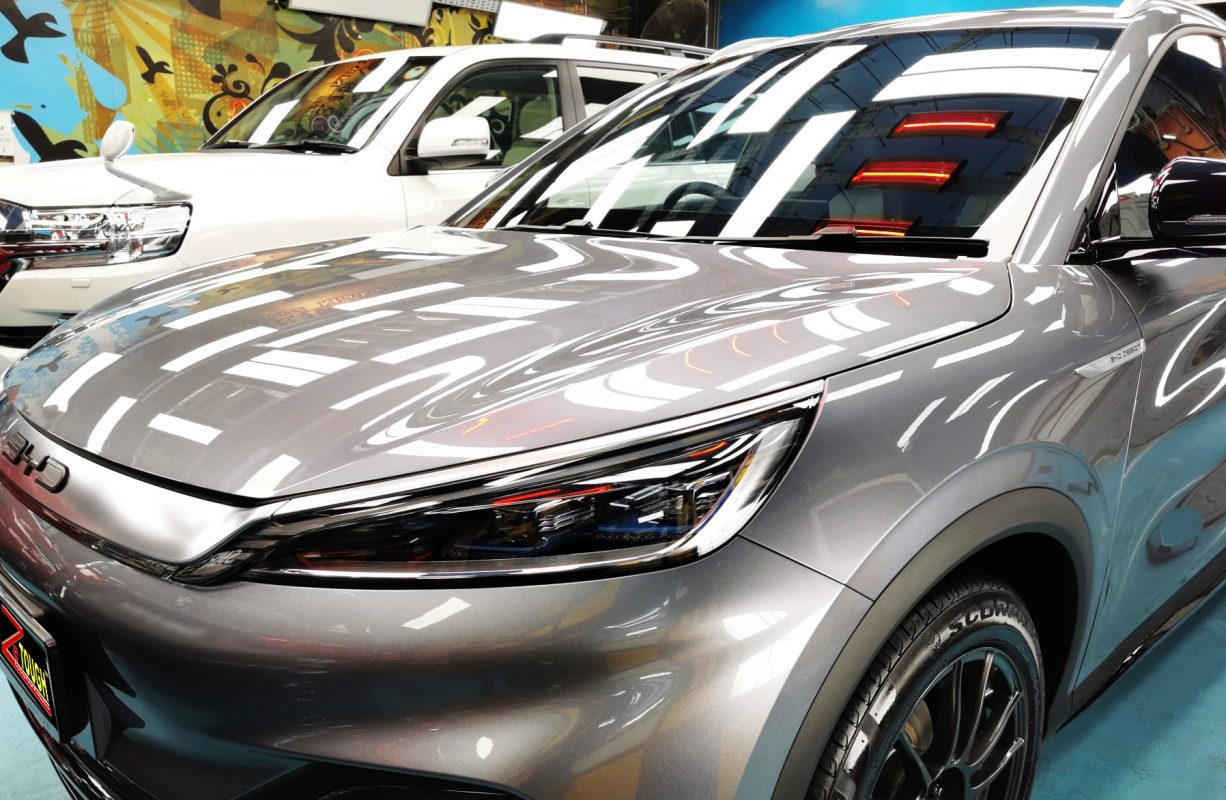 The BYD Atto 3 from a side angle after the titanium coating.