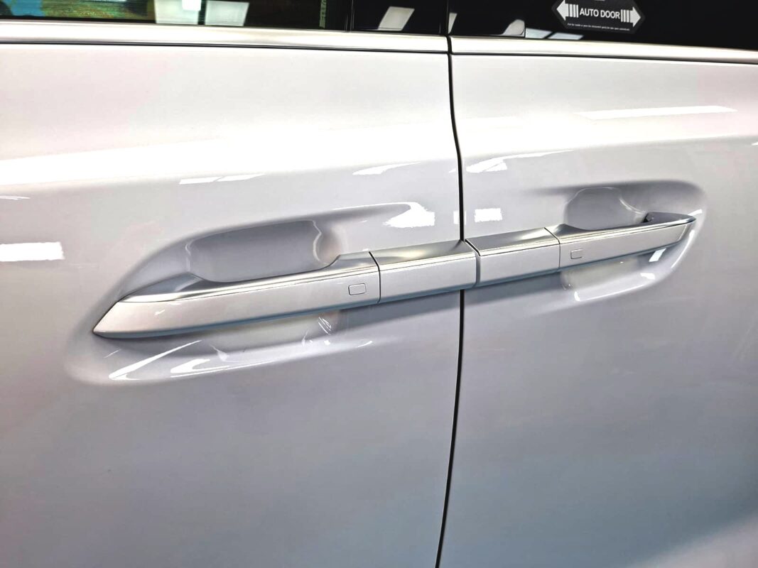 The coated paintwork of the BYD Denza D9, clean and sharp.