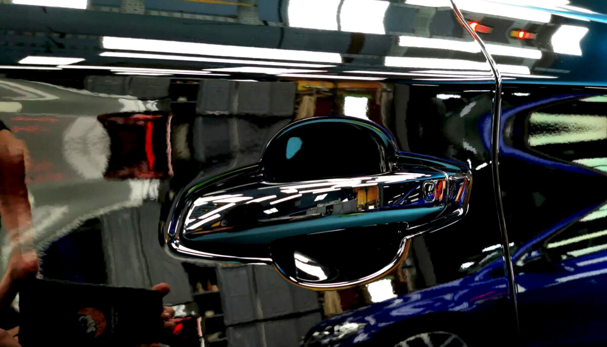 Rear quarter of the BYD M6, glossy and protected.