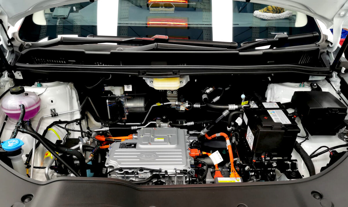 Detail of the BYD M6's bodywork sealed with ZeTough Ceramic.