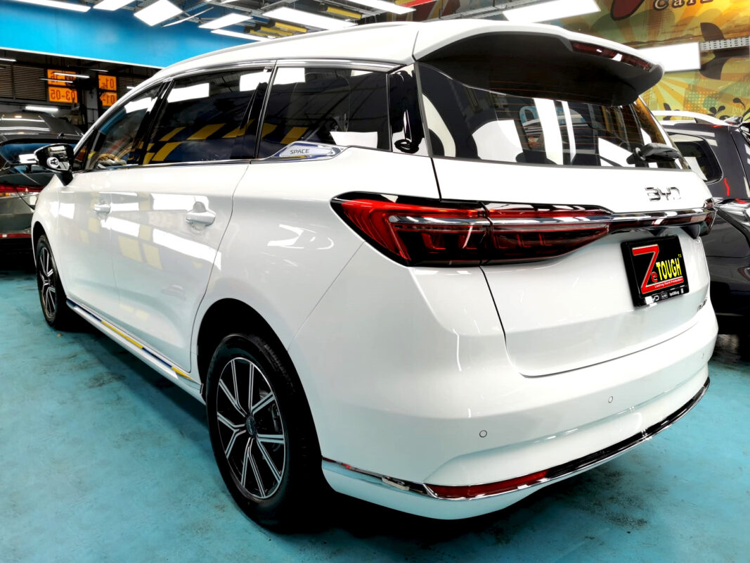 Rear quarter of the BYD M6, glossy and protected.