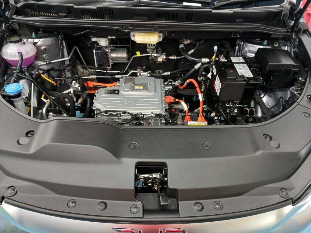 Detail of the BYD M6's bodywork sealed with ZeTough Titanium.