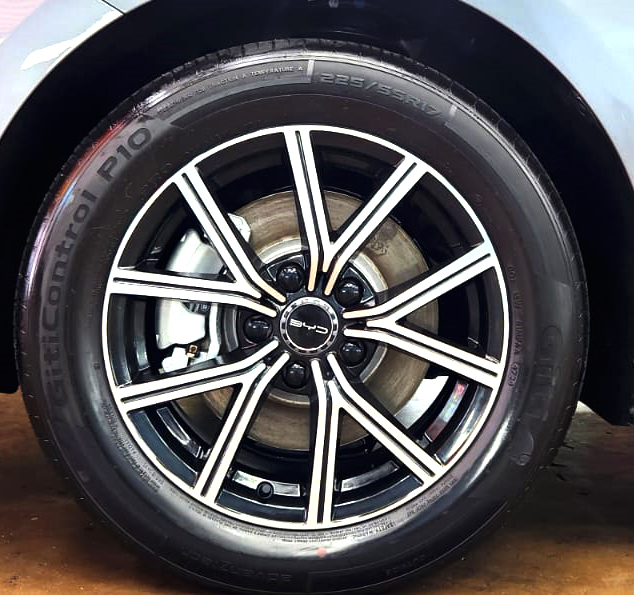 The coated bonnet of the BYD M6 under workshop lighting.