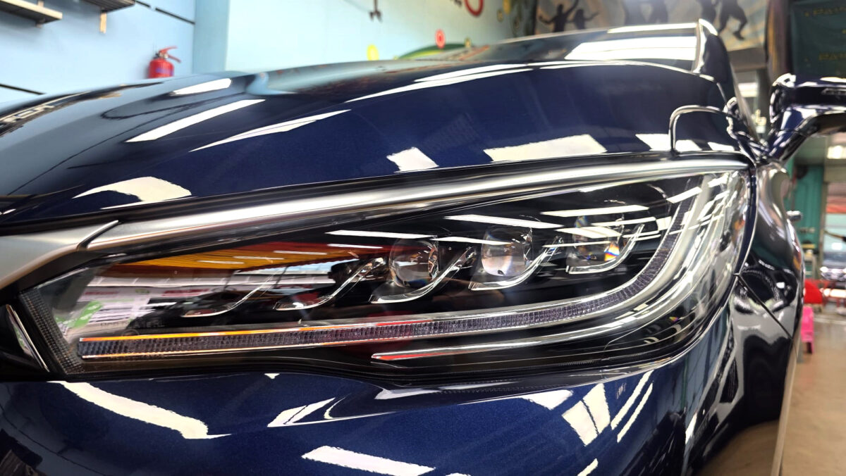 Glossy bodywork of the BYD M6 after coating.