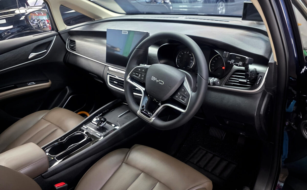 The BYD M6's protected, high-gloss finish.