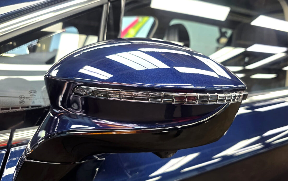 Detailed exterior of the BYD M6.