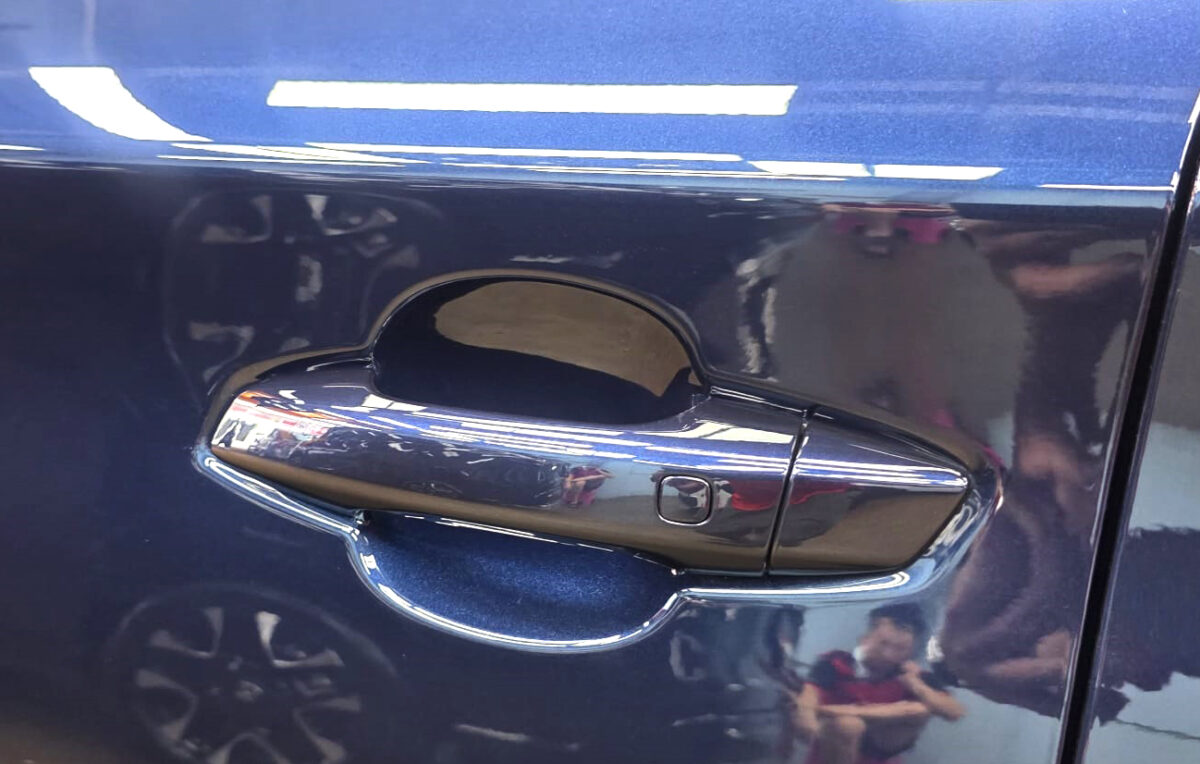 The coated paintwork of the BYD M6, clean and sharp.