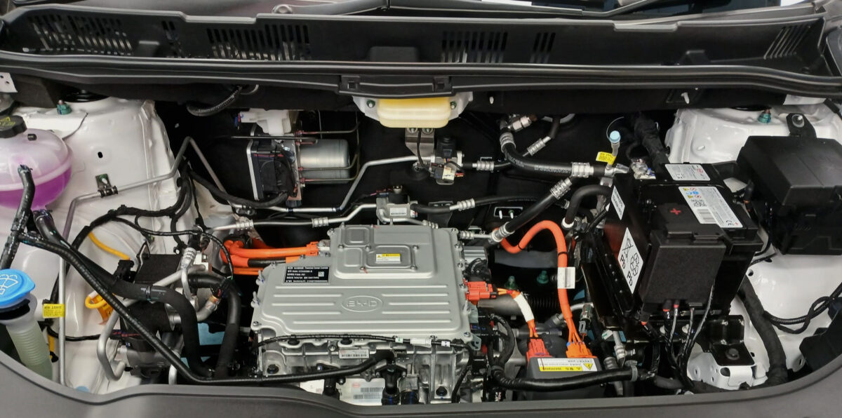 Detail of the BYD M6's bodywork sealed with ZeTough Ceramic.
